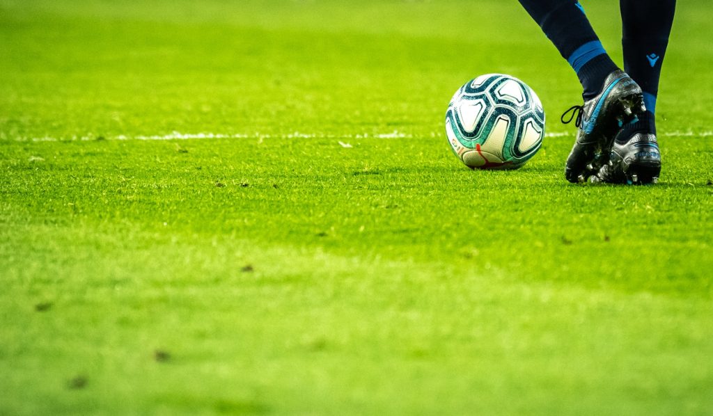 Футбол: игра, которая объединяет миллионы людей по всему миру
