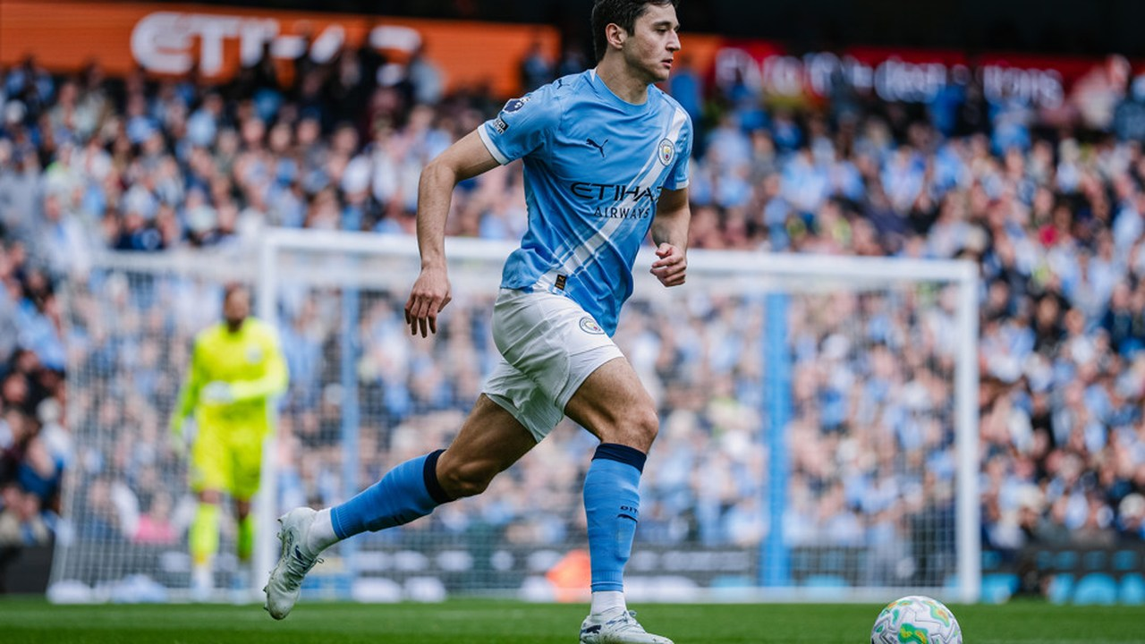 Abdukodir Khusanov runs with the ball in a Manchester City match