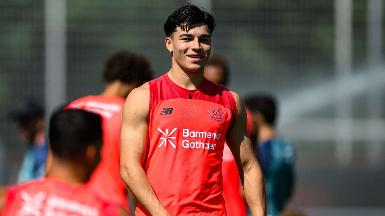 Alejo Sarco trains with Bayer Leverkusen