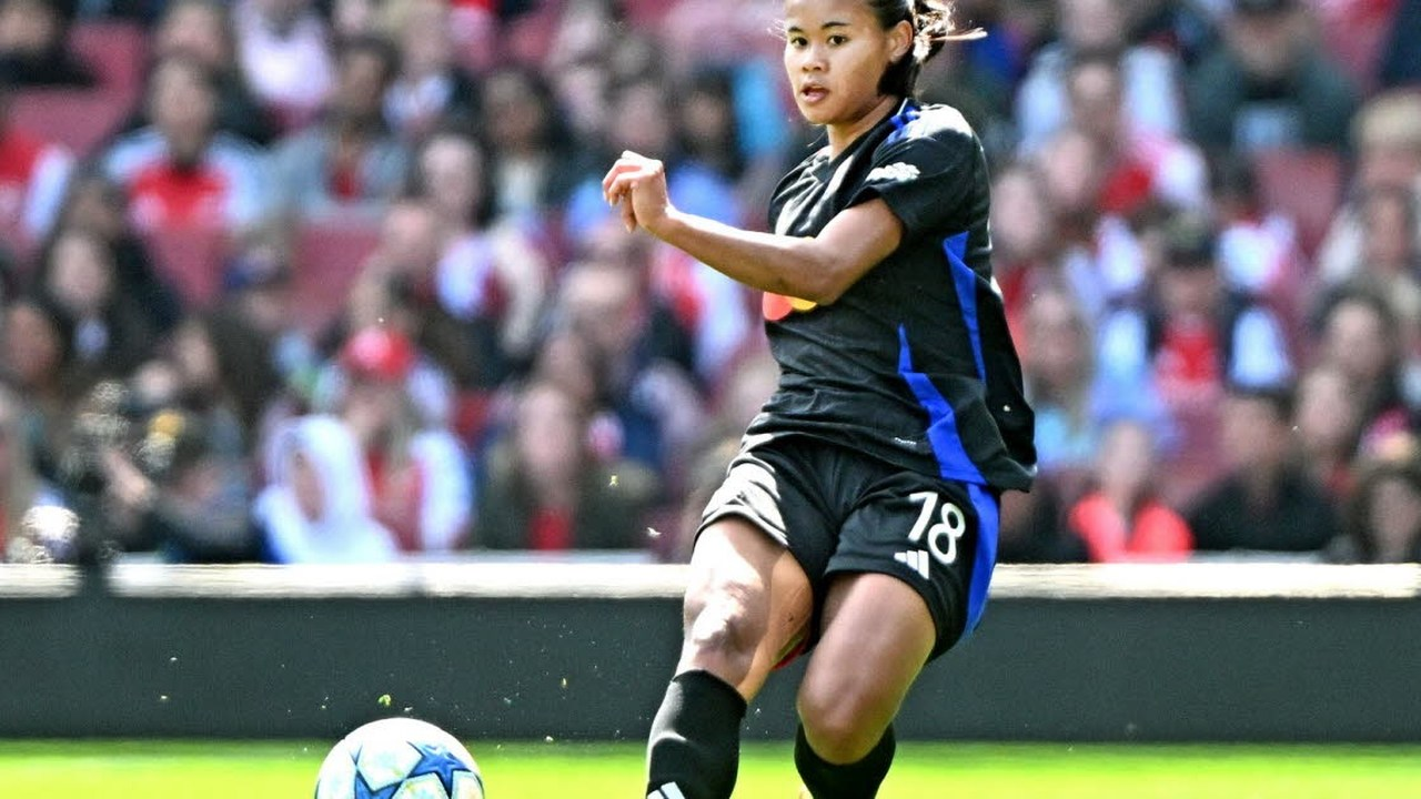 Alice Sombath controls the ball in a dark OL Lyonnes kit