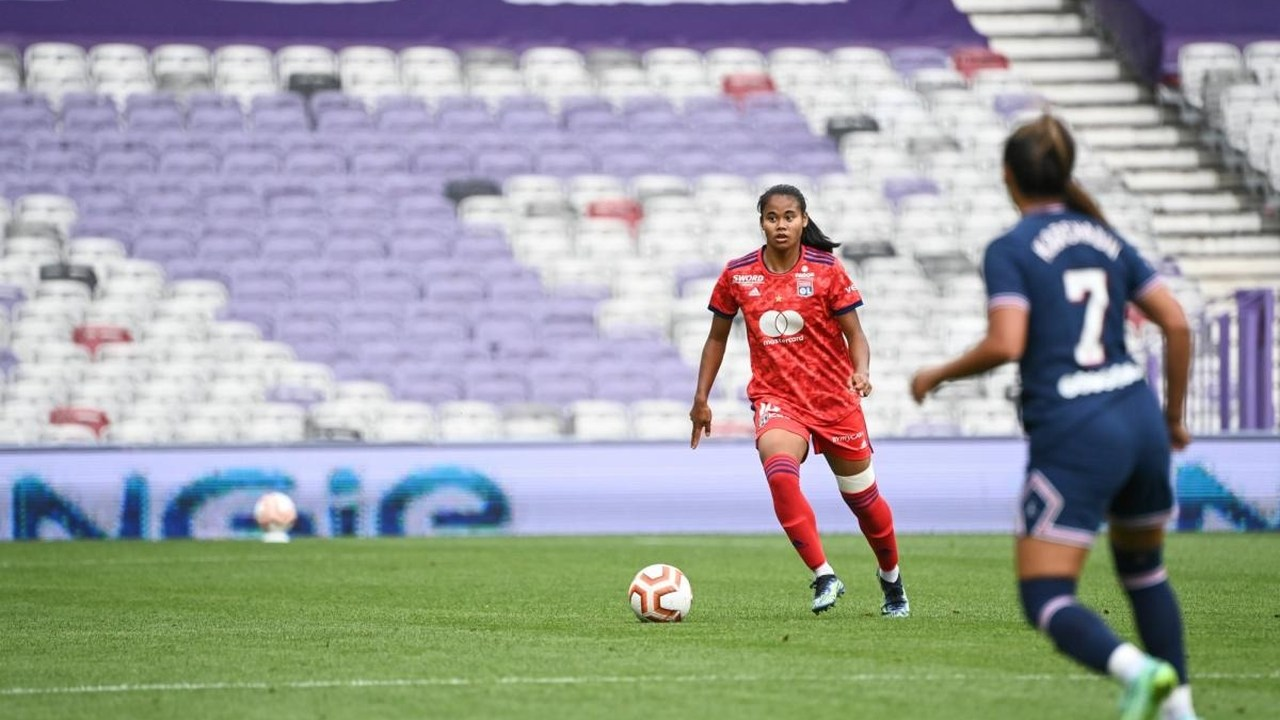 Alice Sombath advances in a red OL Lyonnes kit