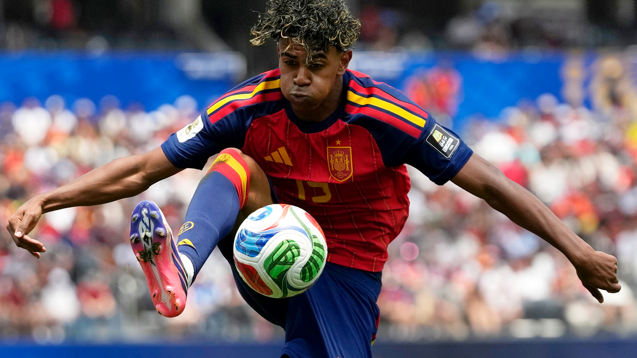 Lamine Yamal controls the ball for Spain during the quarter-final against Belgium