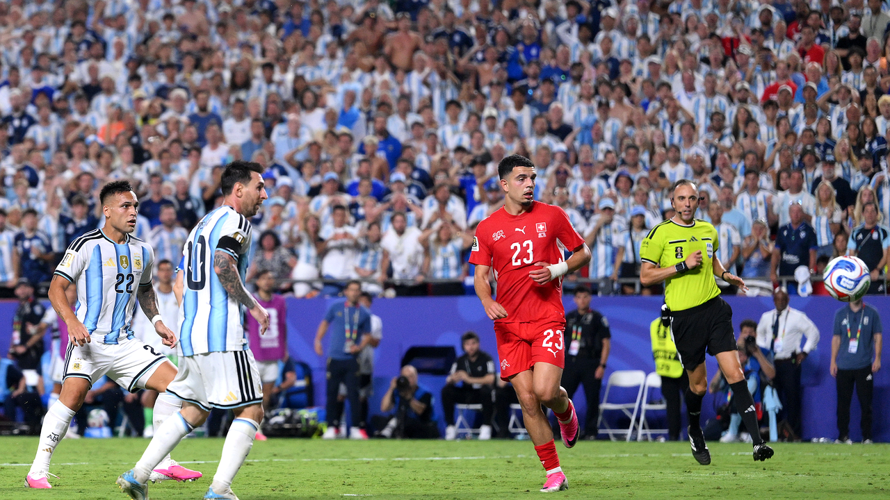 Argentina and Switzerland players challenging for the ball in the quarter-final
