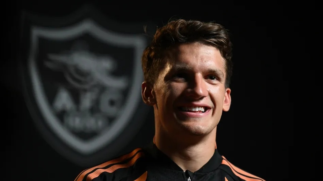 Christos Tzolis smiles in Arsenal training clothing