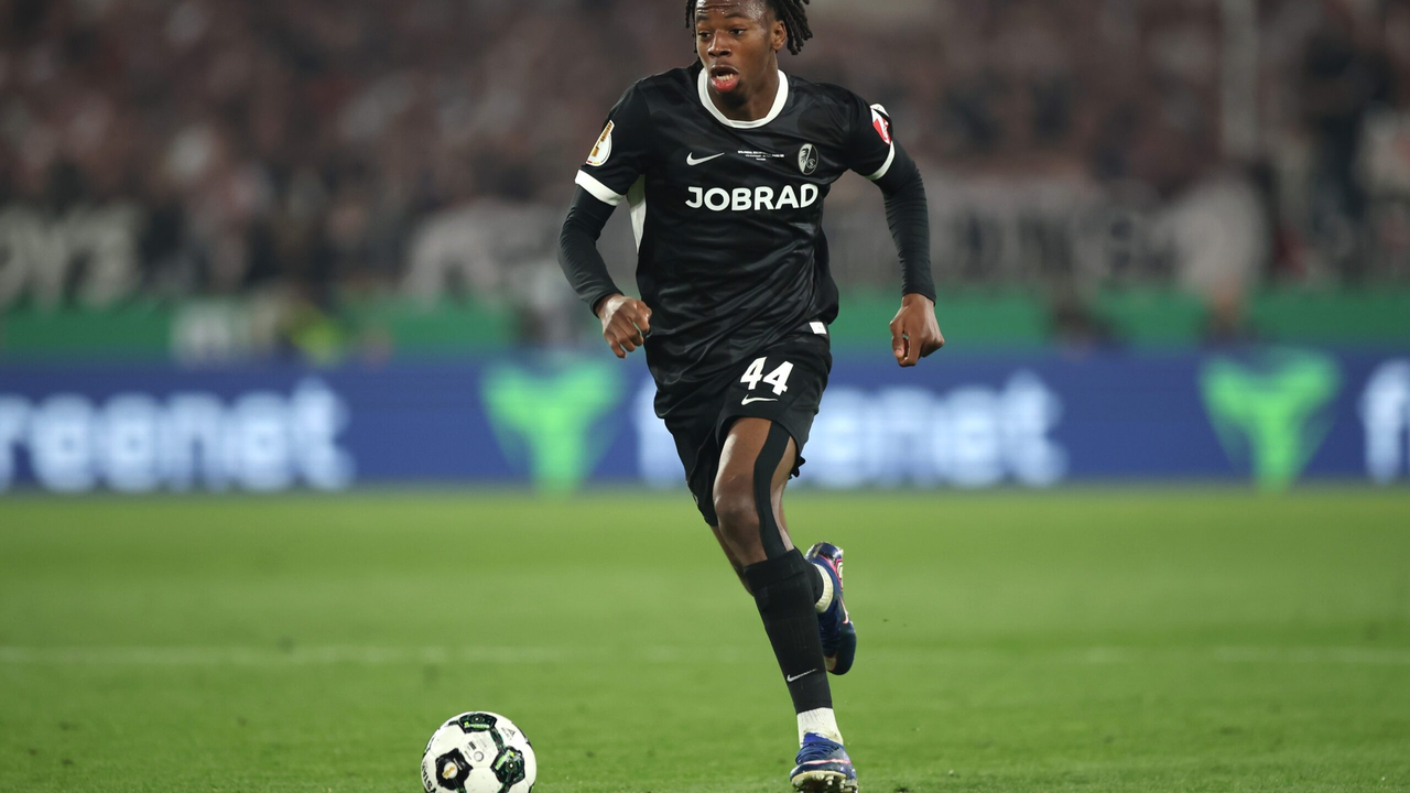 Johan Manzambi carries the ball during a senior match