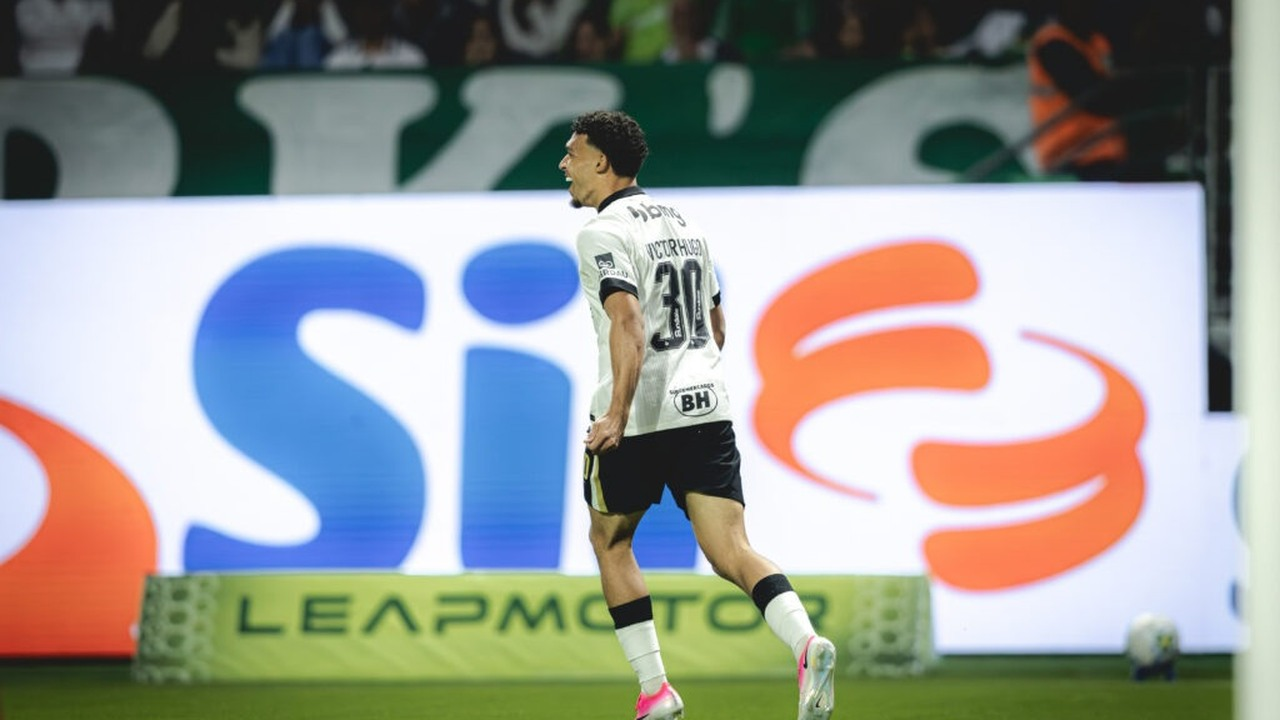 An Atlético Mineiro player runs in a white shirt during the match