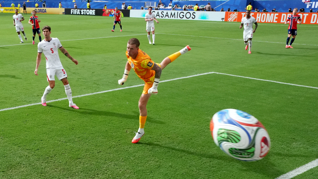England players reacting during the Norway quarter-final