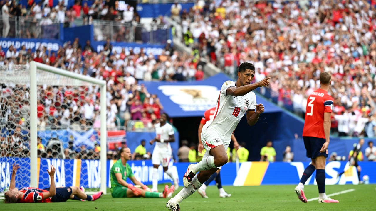 Norway and England players contesting a World Cup knockout match