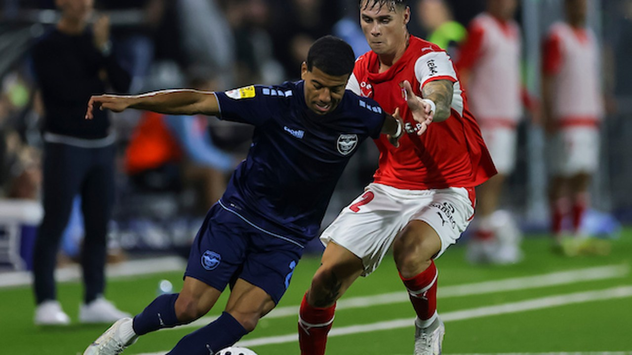 A Braga player challenges a Zeleznicar player for possession