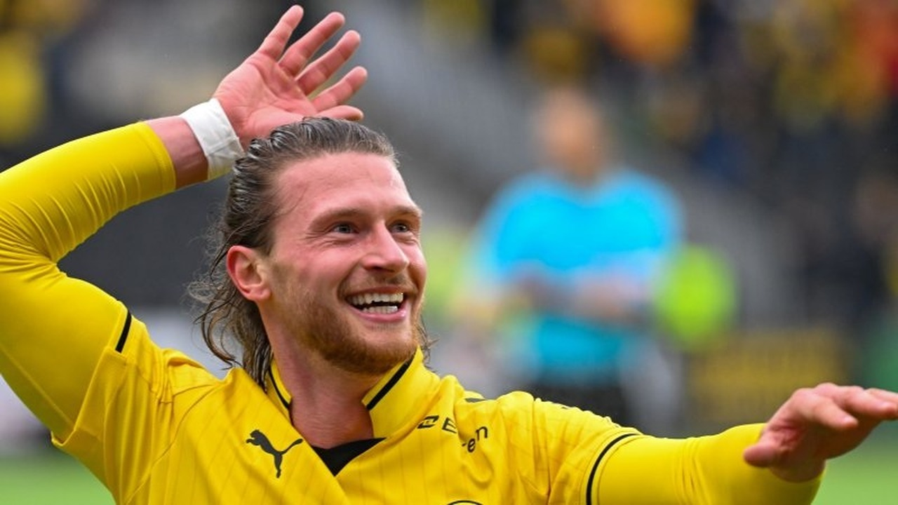 Kasper Hogh celebrates in a yellow Bodo Glimt shirt