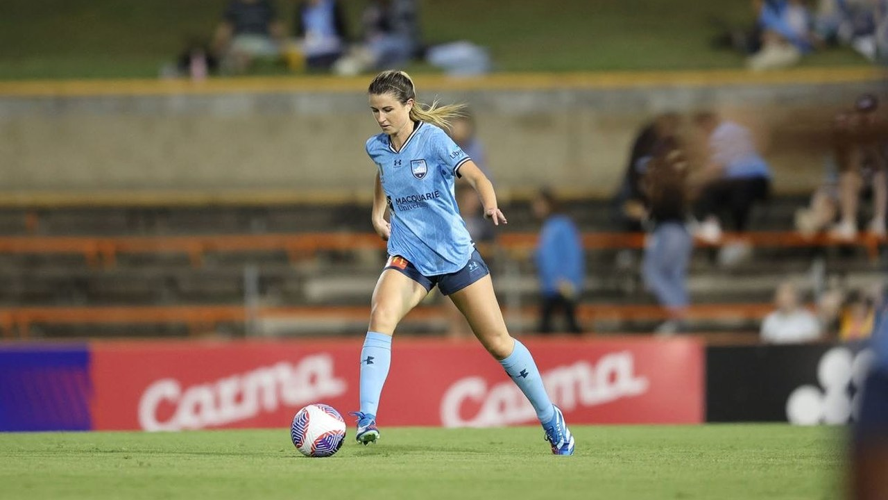 Charlotte McLean challenges for the ball in a Sydney FC match