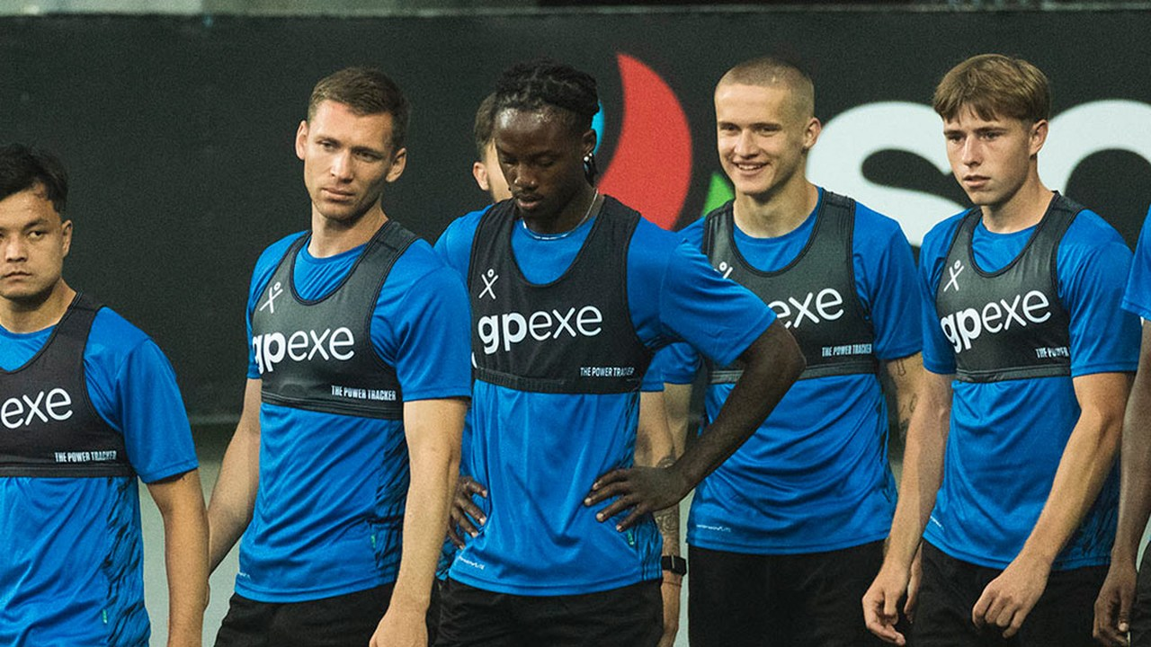 Dinamo Minsk players stand together during training in Baku