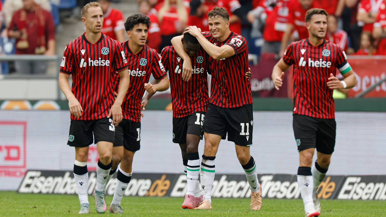 Noel Aseko celebrates a goal with his Hannover 96 teammates