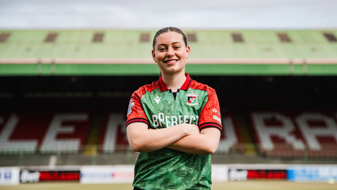 Glentoran Women players stand together for a team photograph