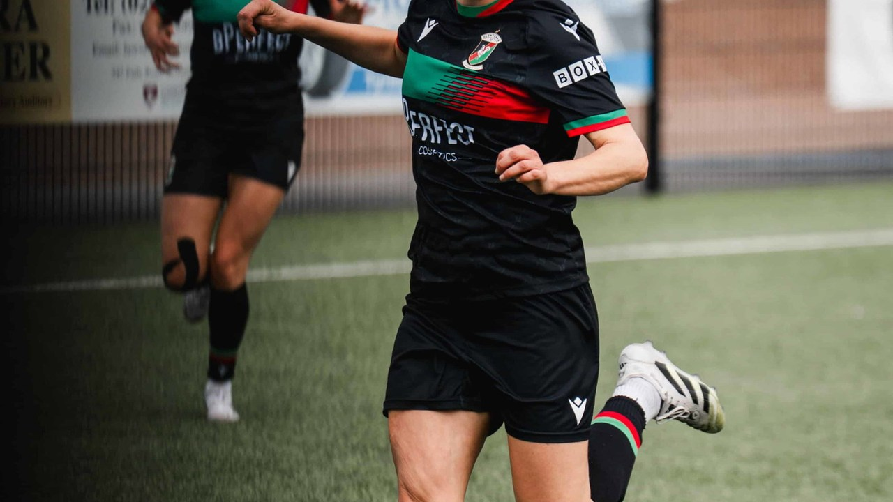 Demi Caldwell runs with the ball for Glentoran Women