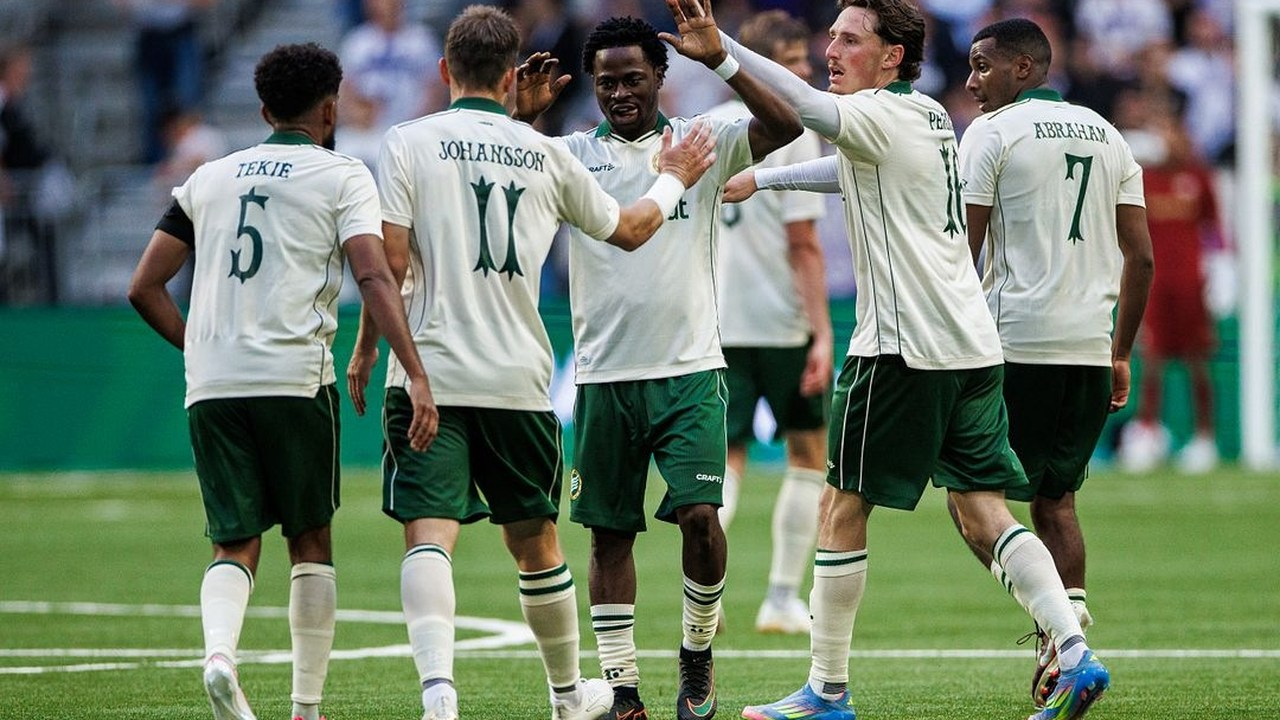 Hammarby players gather together on the pitch