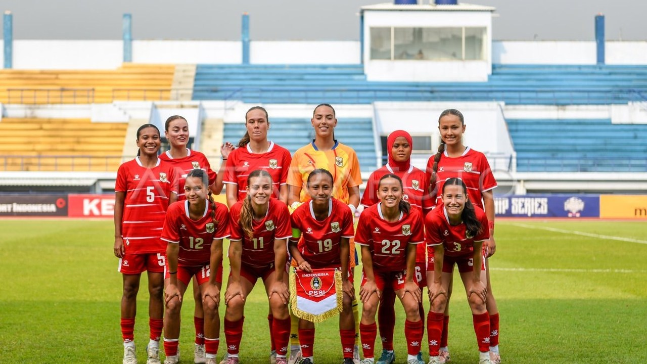 Indonesia women footballers pose together in red shirts