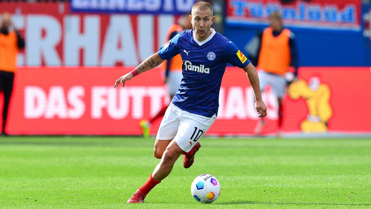 Lewis Holtby carries the ball for Holstein Kiel
