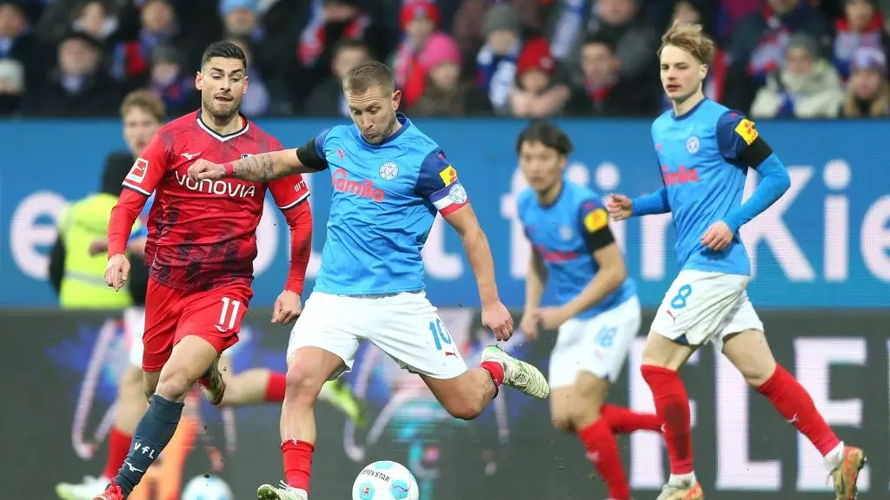 Lewis Holtby contests the ball in a Holstein Kiel match