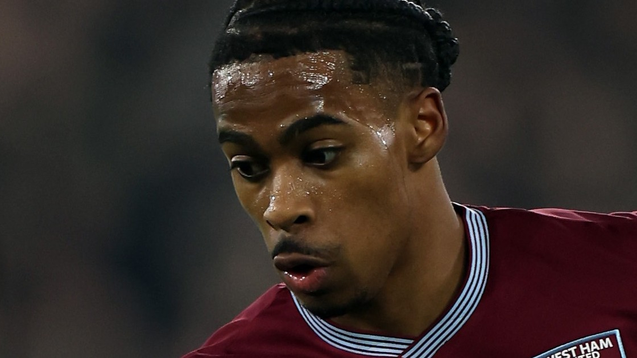 Crysencio Summerville in action for West Ham during the 2025-26 season