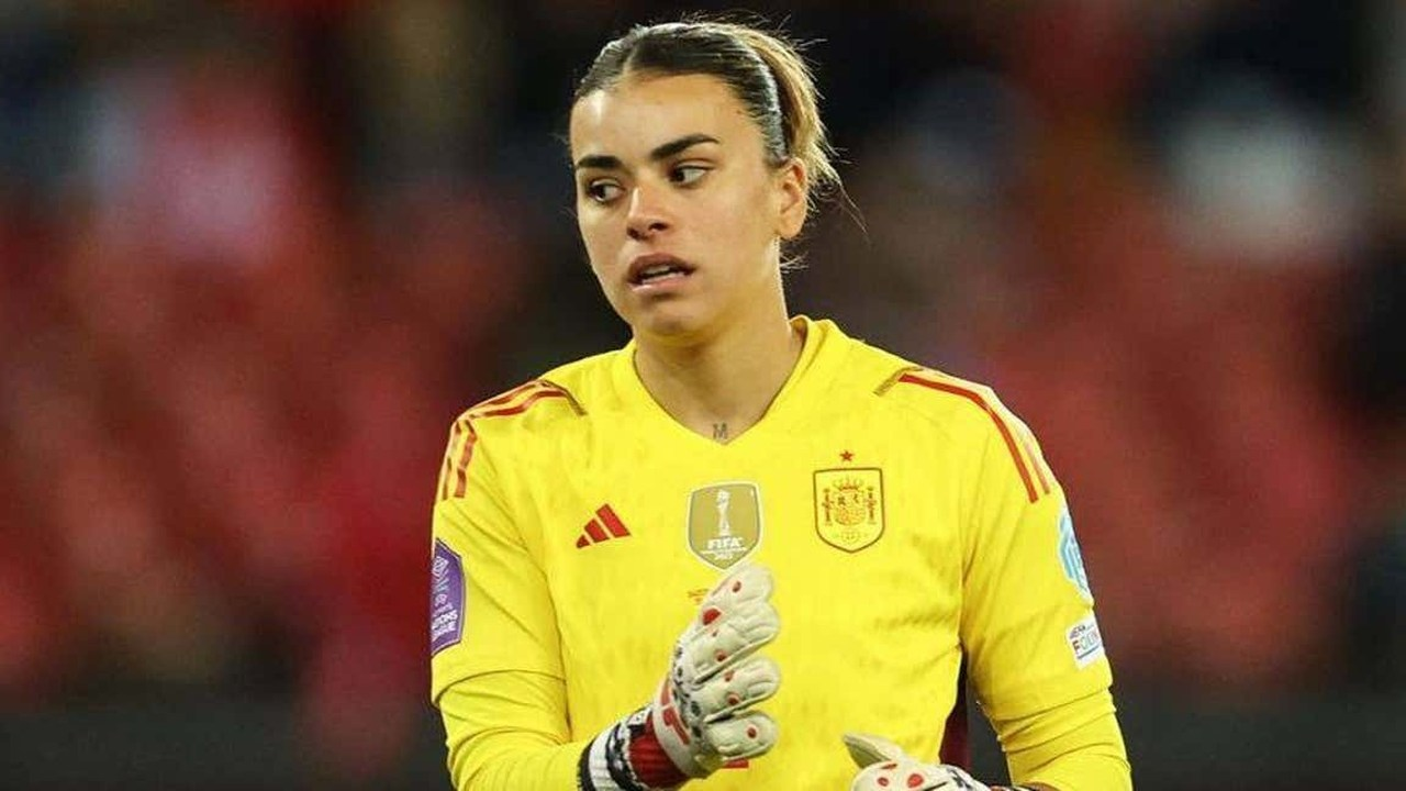 Misa Rodriguez wears Spain goalkeeper clothing