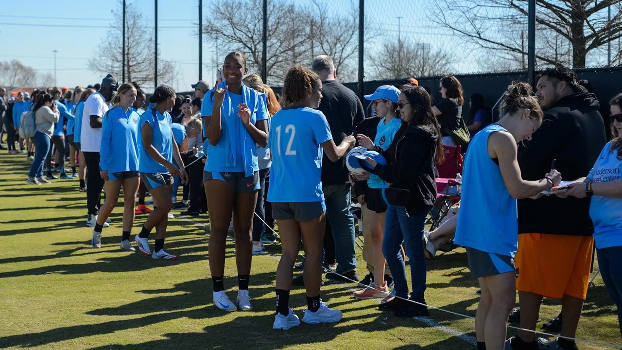 Zoe Matthews meets supporters alongside her Houston Dash teammates during preseason