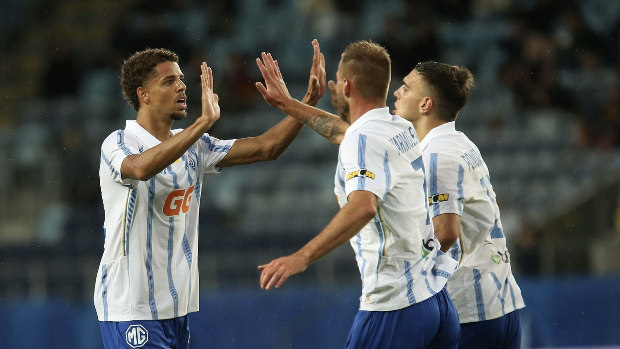 Dynamo Kyiv players celebrate together on the pitch