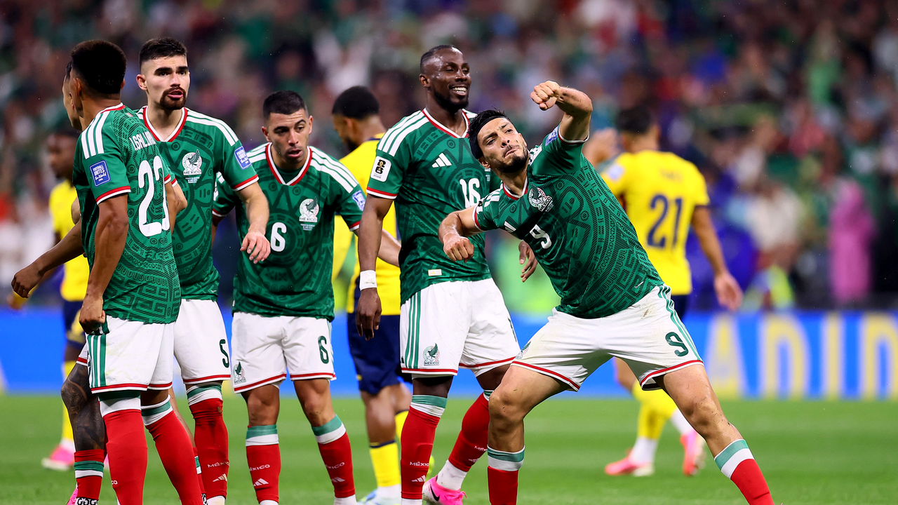 Quinones Turns Mexico's Storm Delay Into a 2-0 Knockout Statement