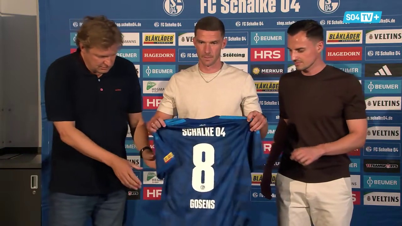 Gosens holds the Schalke shirt after completing his move