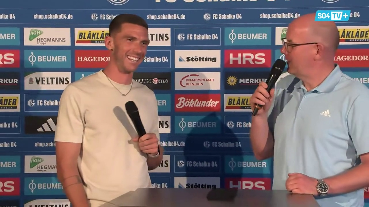 Robin Gosens speaks to Schalke supporters