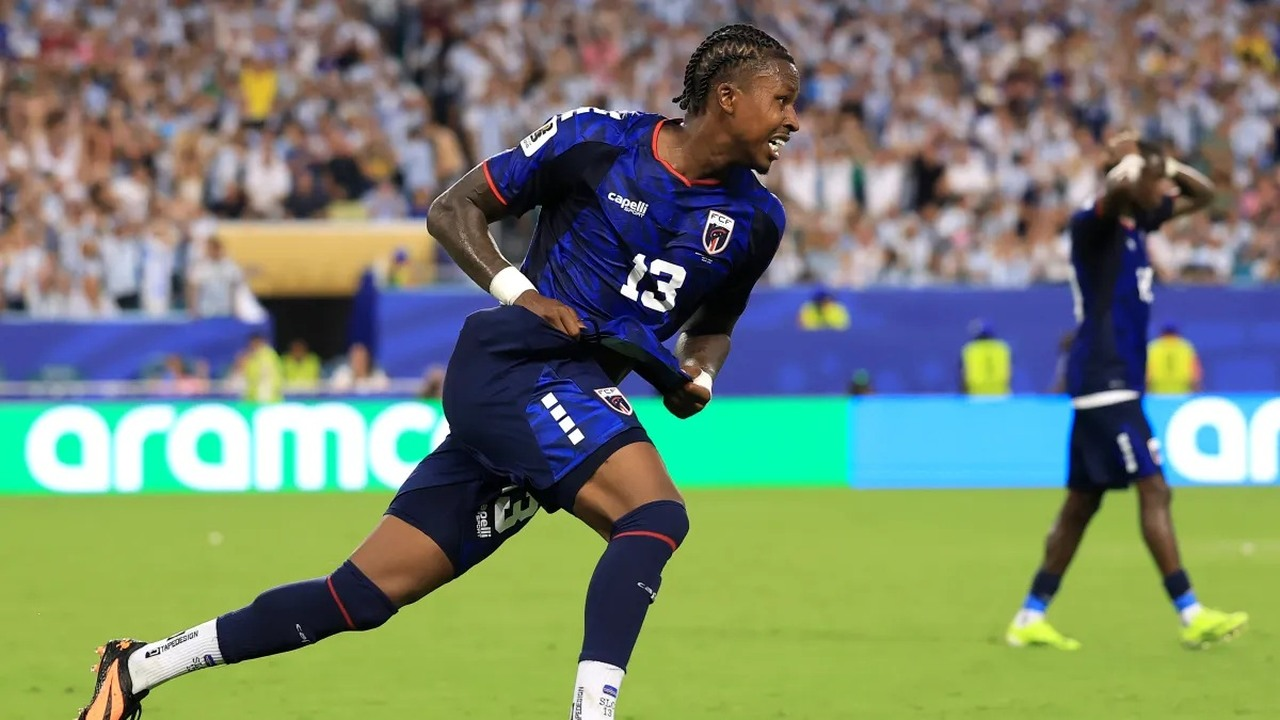 Sidny Cabral runs in Cape Verde's blue number 13 shirt