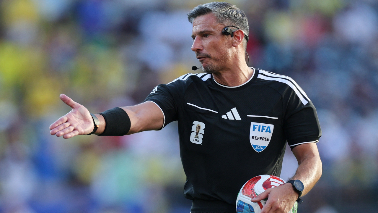 Slavko Vincic speaks with players during Brazil against Morocco