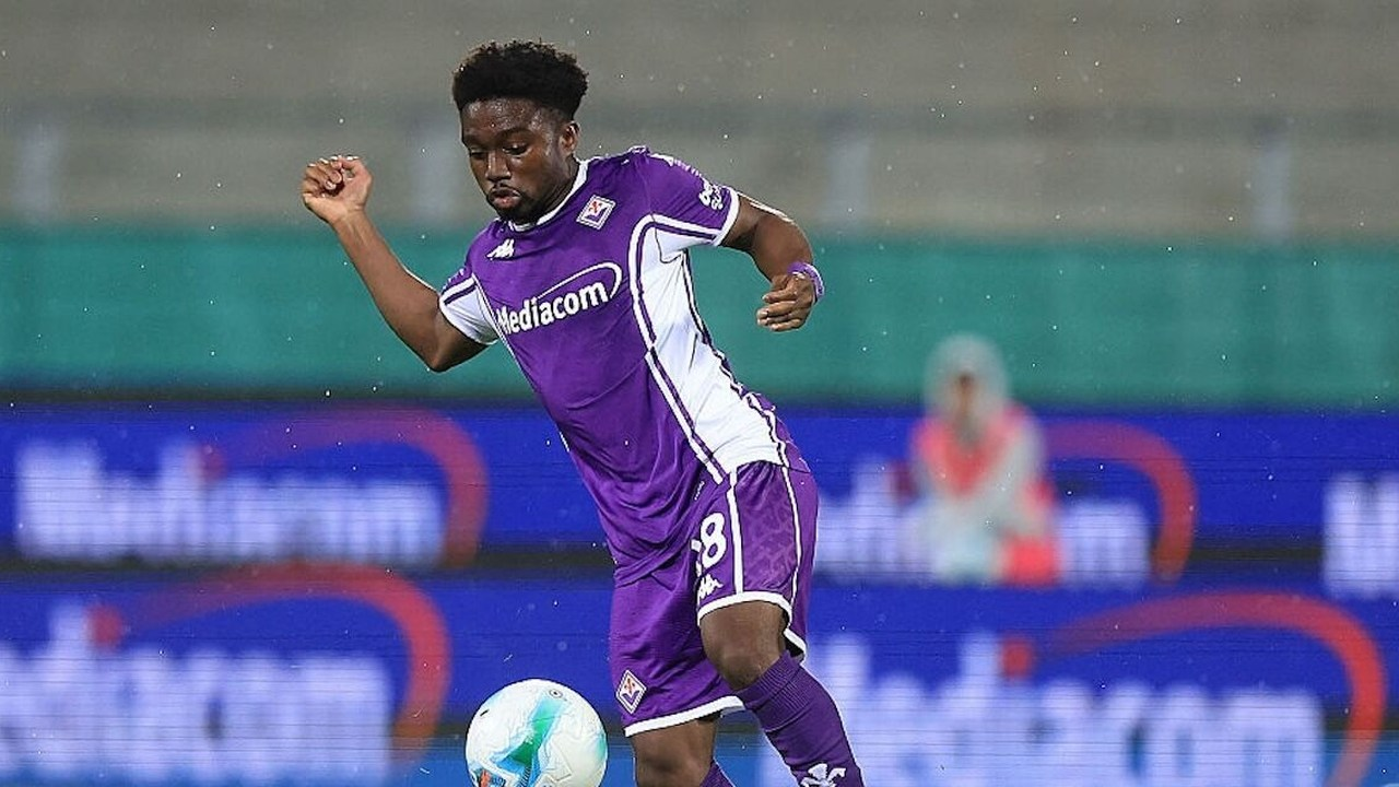Tariq Lamptey controls the ball in a Fiorentina match