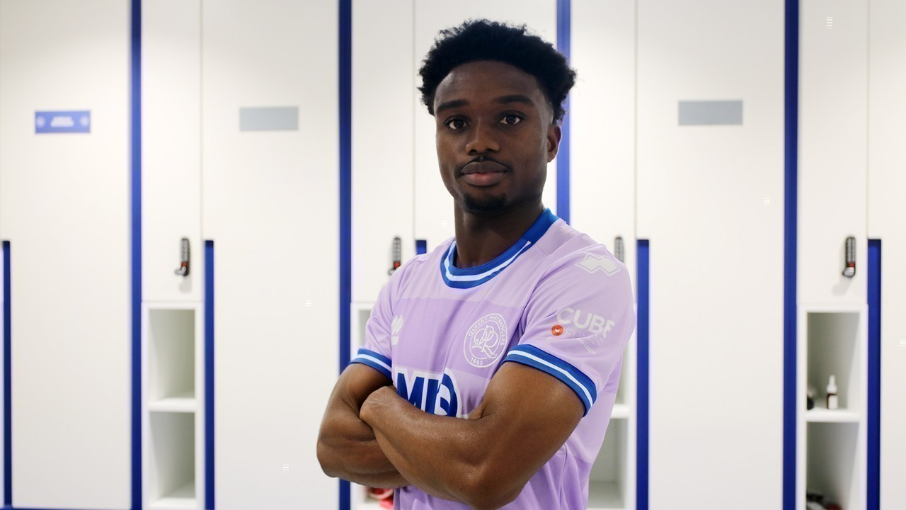 Tariq Lamptey wears the QPR goalkeeper-colour change shirt