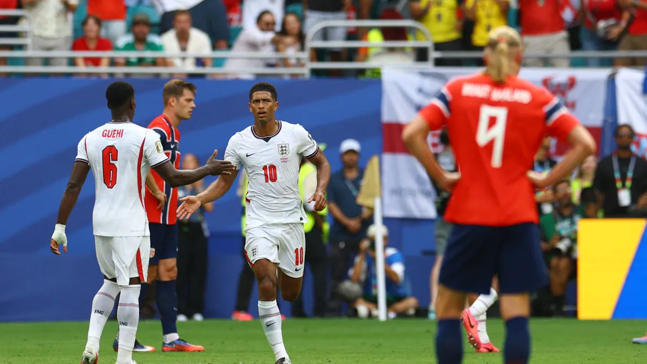Jude Bellingham and England players during the Norway World Cup quarter-final