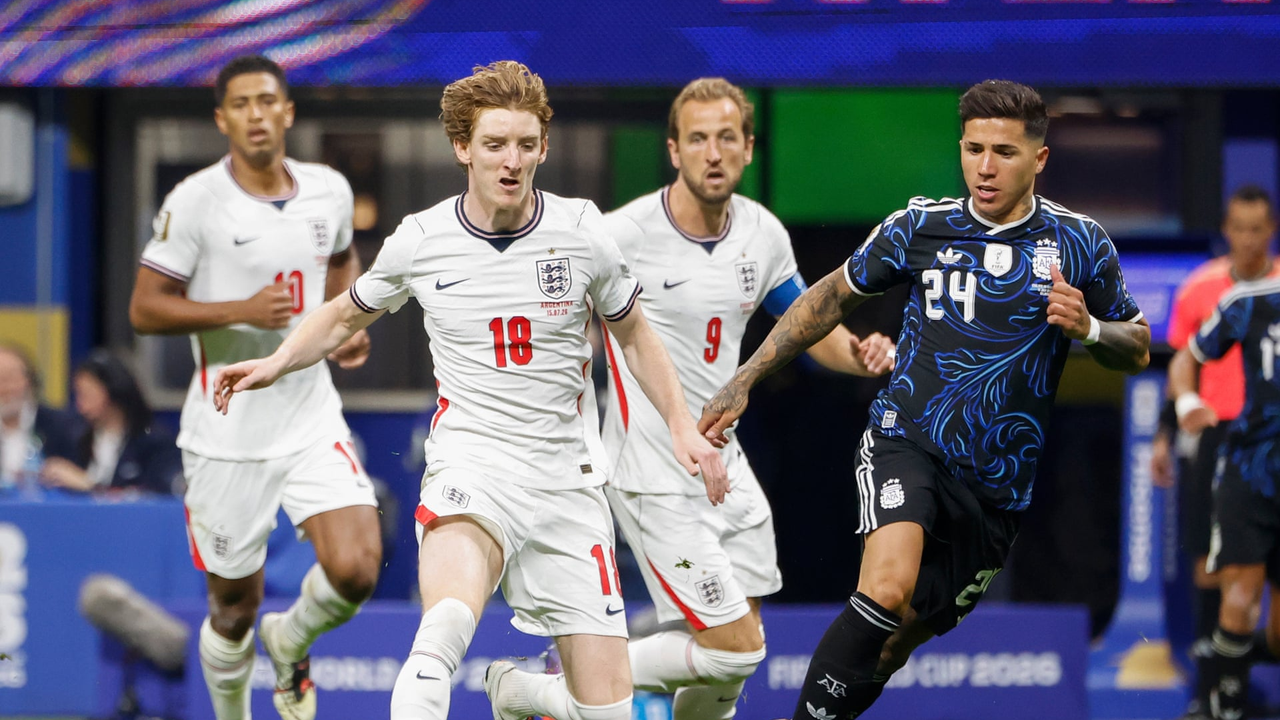 England players gather during their World Cup match against Argentina