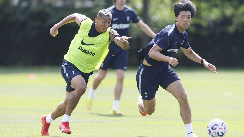 Tottenham name a 35-player squad for their Australia tour