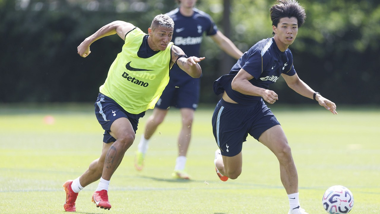 Tottenham name a 35-player squad for their Australia tour