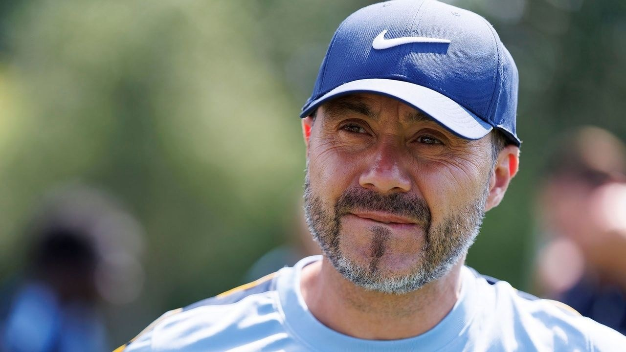 Roberto De Zerbi watches Tottenham players train