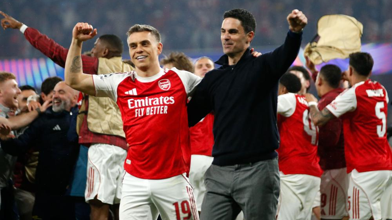 Leandro Trossard carrying the ball during an Arsenal match