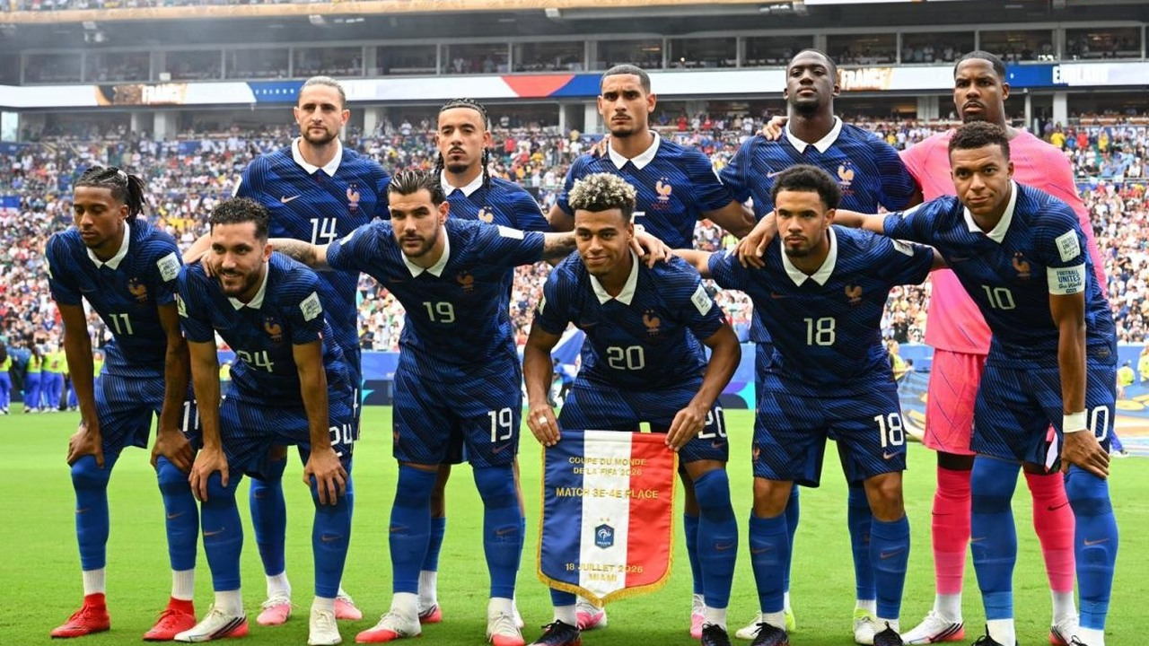 France players pose together before a 2026 World Cup match