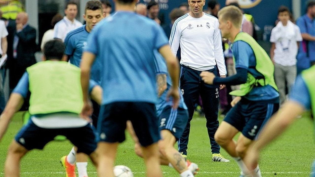 Zinedine Zidane watches Real Madrid players during training