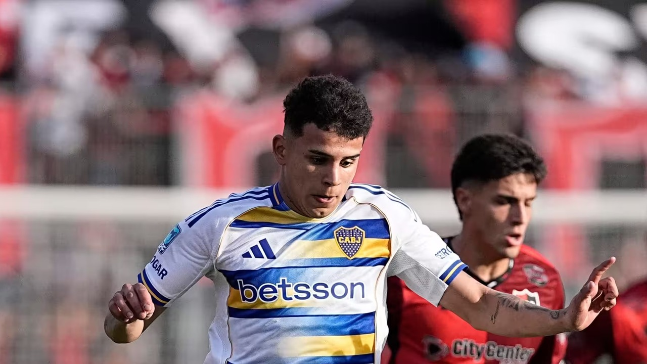Boca Juniors and Newell's players contest the ball
