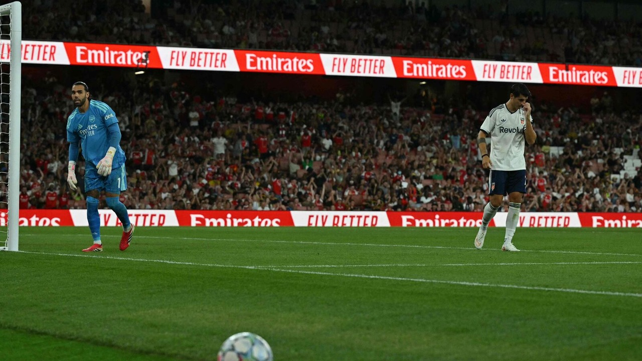 David Raya prepares to face a penalty
