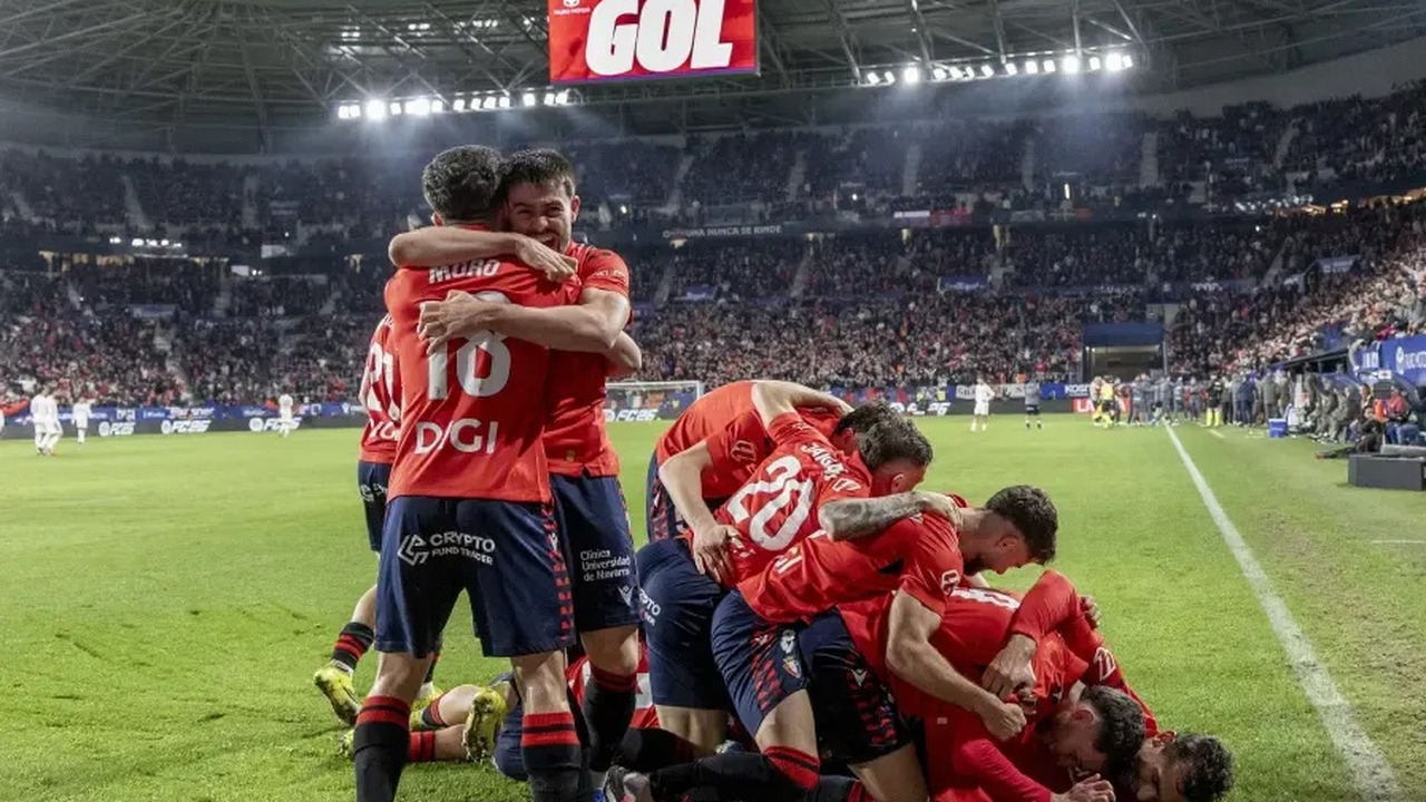 Osasuna players celebrate together near the corner flag