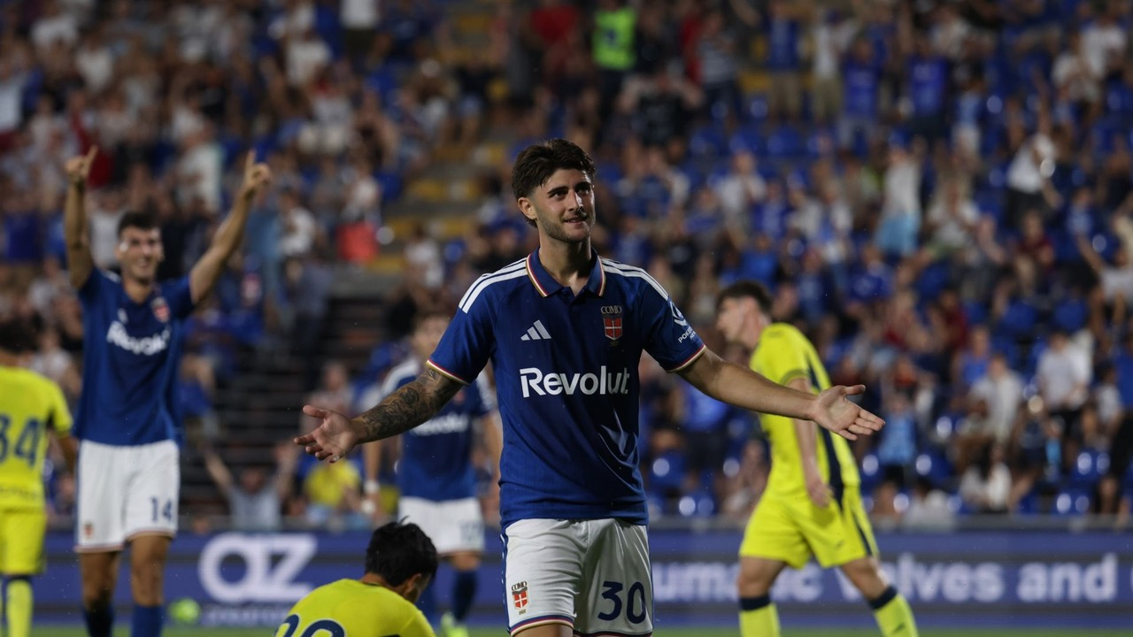 Como players celebrate a goal together on the pitch