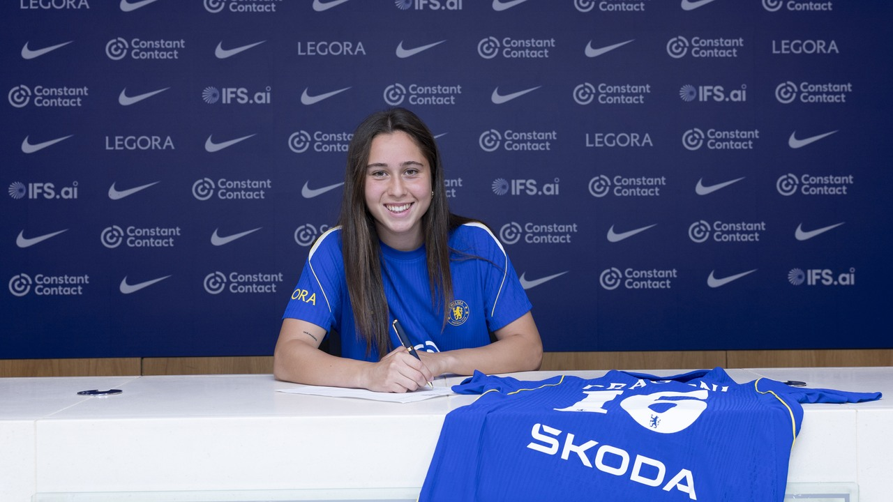 Giulia Dragoni signs her Chelsea contract at a desk