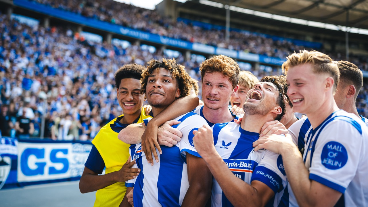 Hertha players celebrate their victory over Heidenheim