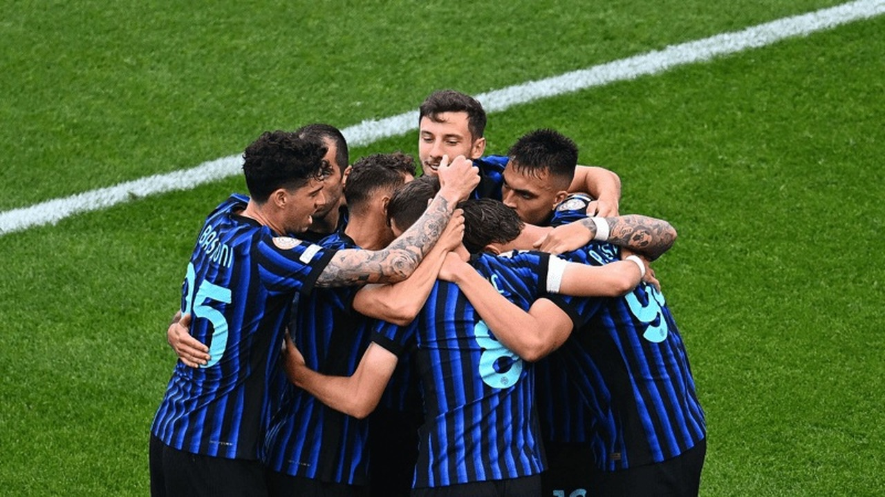 Inter players celebrate together on the pitch