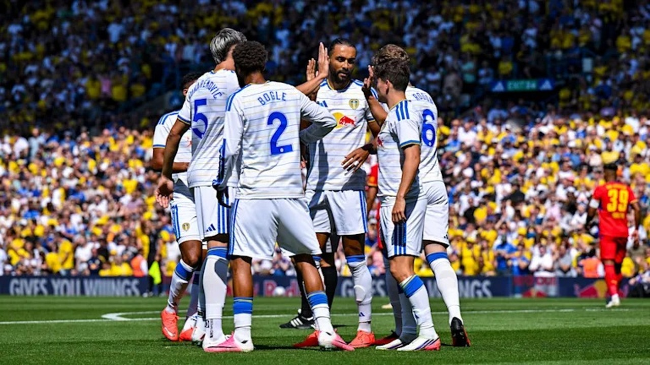 Leeds United players stand together before the match